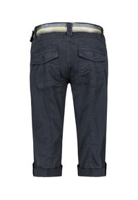 Donkergrijze cropped broek met opgerolde pijpen, twee achterzakken en een gestreepte tailleband in tinten blauw en geel.