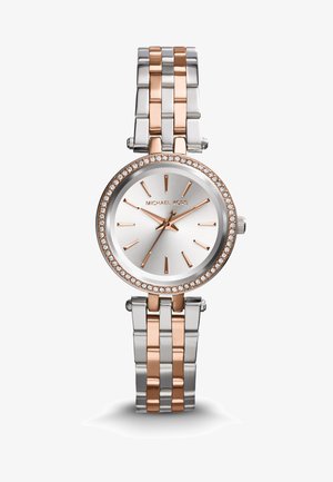 Orologio metallico argento e rosa, con quadrante rotondo e accenti di cristallo, indicatori delle ore minimalisti, design a bracciale a catena, finitura lucida.