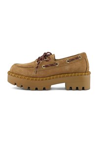 Loafer en suede marron avec une semelle épaisse, lacets bordeaux à travers des œillets dorés et un nœud attaché sur le dessus, profil latéral sur fond blanc.