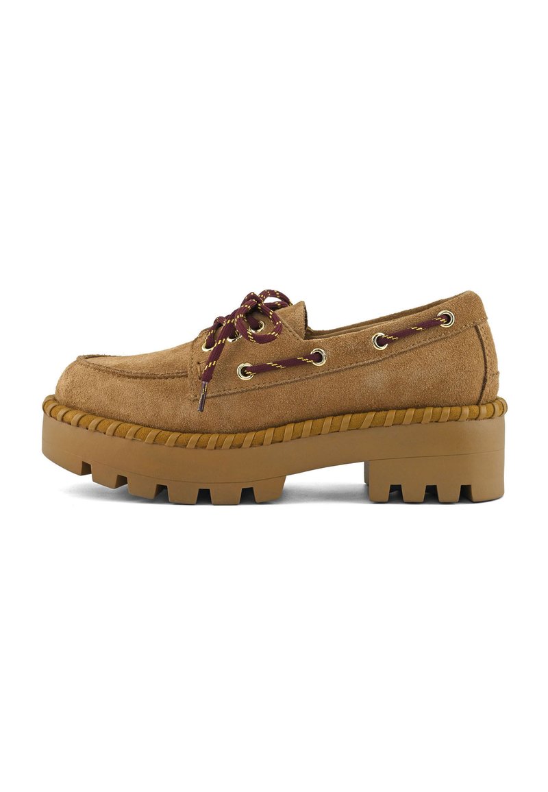Loafer en suede marron avec une semelle épaisse, lacets bordeaux à travers des œillets dorés et un nœud attaché sur le dessus, profil latéral sur fond blanc.