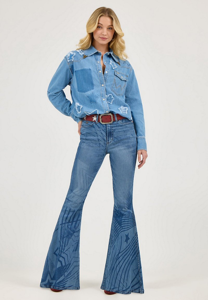 Wrangler WRANGLER X LAINEY WILSON BELL BOTTOM - Bootcut-farkut - laser star