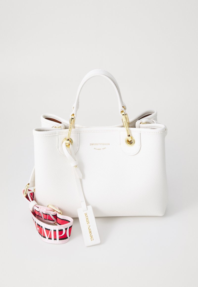 Biely textúrovaný kožený kabelka so zlatými doplnkami, krátkymi uchami a farebným odnímateľným popruhom s tučným nápisom "EMPORIO".