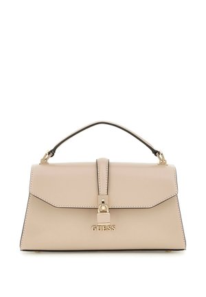 Beige leren handtas met bovenhandvat, gouden gesp en GUESS-logo aan de voorkant, gestikte randen, rechthoekige vorm met schuine flap.