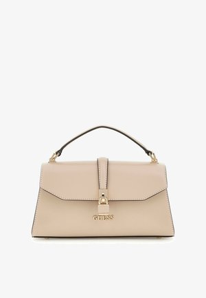 Beige leren handtas met bovenhandvat, gouden gesp en GUESS-logo aan de voorkant, gestikte randen, rechthoekige vorm met schuine flap.