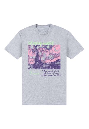 T-shirt gris clair avec une illustration "Starry Night" en violet et rose, les mots "Starry Night" et "Vincent" en vert néon, et une citation manuscrite en bas.