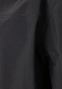 Sort, tekstureret stof med en glat finish, der har subtile syninger og en let skinnende overflade. Designet til overtøjsapplikationer.