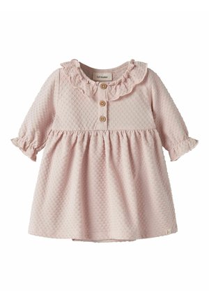 Robe bébé rose douce texturée avec col et poignets à volants, trois boutons en bois sur le devant et taille froncée.