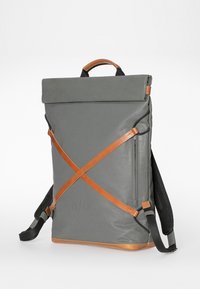 Grauer Roll-Top-Rucksack mit Akzenten aus beigem Leder, verstellbaren Trägern, Seitentaschen mit Reißverschluss und strukturiertem Netzrücken.