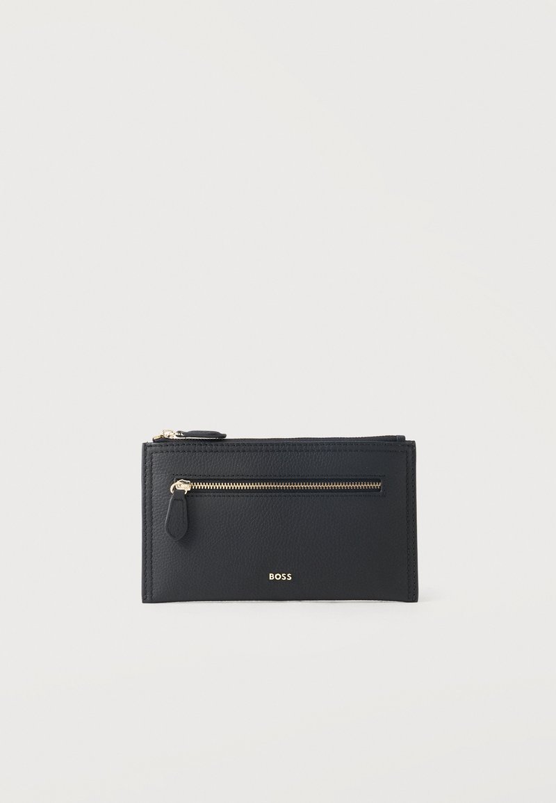 Μαύρο δερμάτινο πορτοφόλι με χρυσή τσέπη με φερμουάρ και λογότυπο BOSS, ορθογώνιο σχήμα, τοποθετημένο πάνω σε απλό ανοιχτό φόντο.