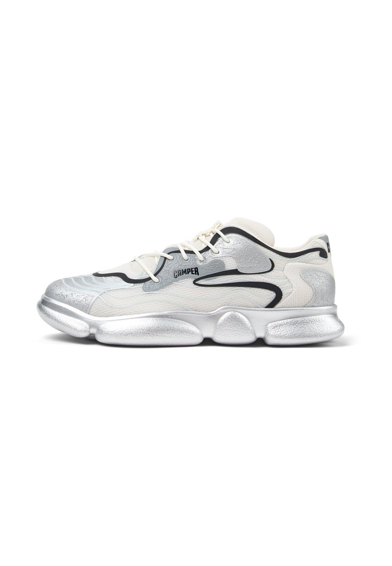 Sneakers con una parte superiore in rete bianca, accenti testurizzati in argento e una suola metallica spessa. Presentano linee nere e una chiusura con lacci.