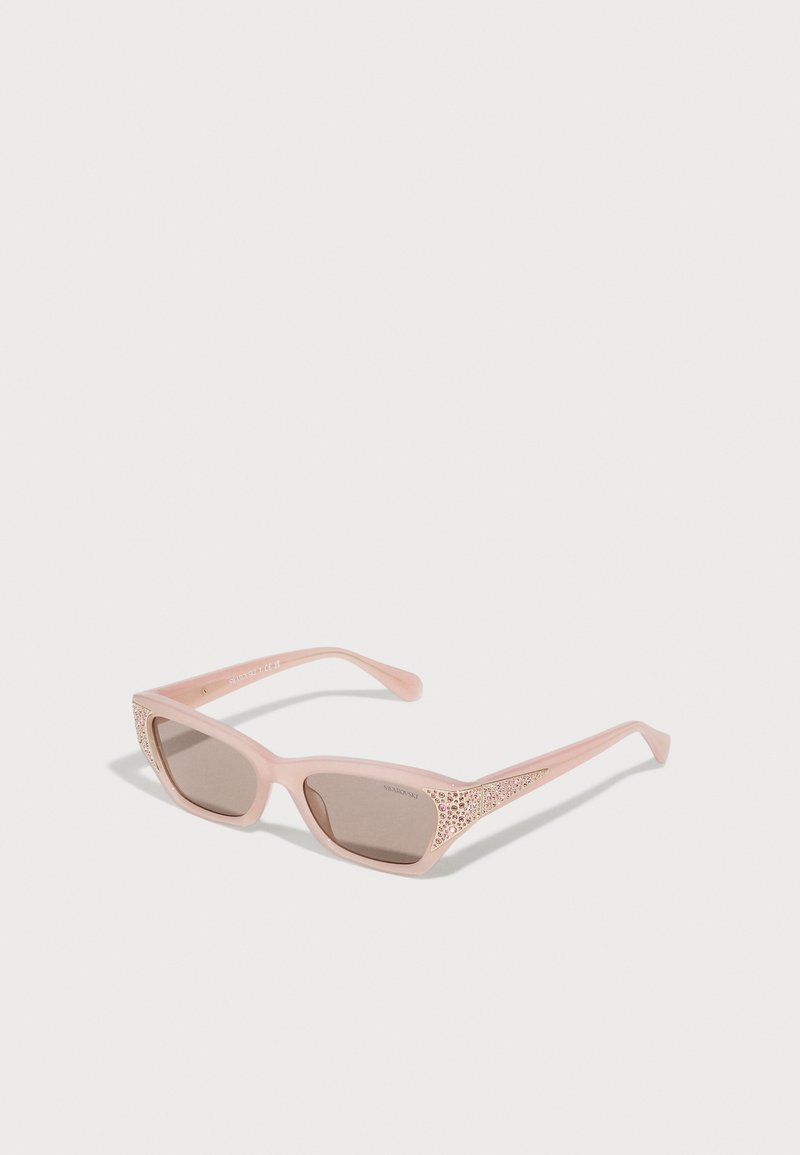Ochelari de soare roz cu un cadru dreptunghiular elegant, având un design texturat și accente strălucitoare pe brațe. Lentile maro.