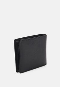 Portafoglio in pelle nera con finitura texturizzata, design a due ante, bordi lisci e senza hardware o motivi visibili. Forma compatta e minimalista.