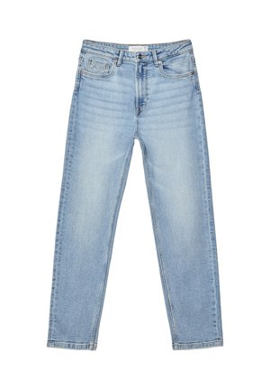 Lichtblauwe straight-leg jeans met voorzakken, riemlussen en knoopsluiting, plat gelegd op een witte achtergrond.
