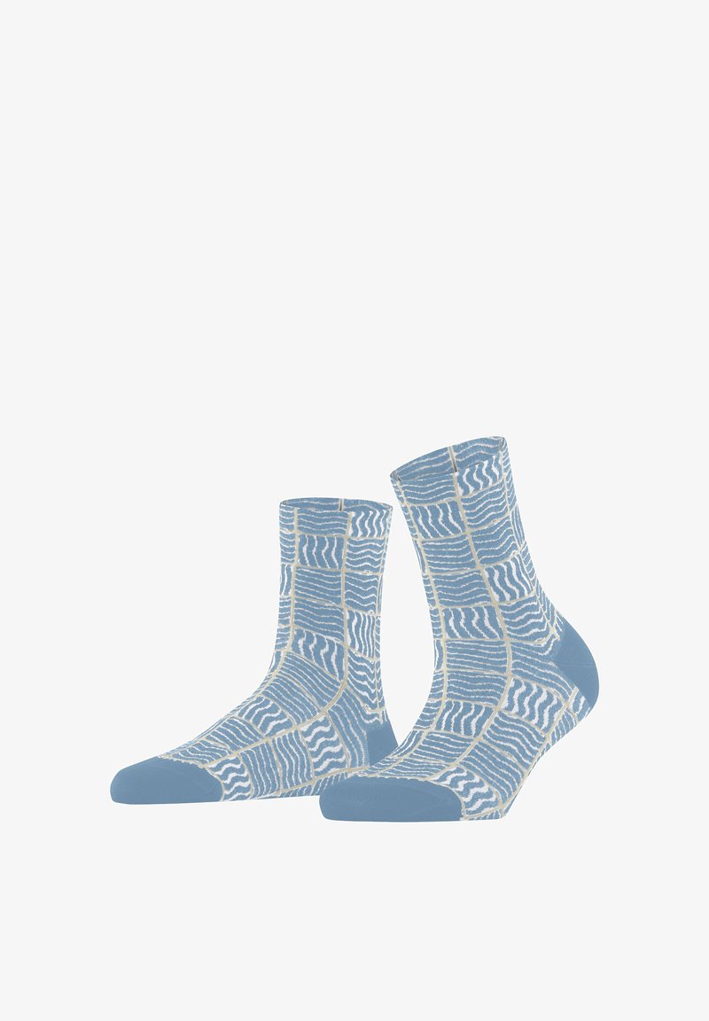 Paire de chaussettes mi-mollet avec un motif patchwork en bleu, blanc et beige, présentant des motifs ondulés et rayés sur les orteils et les talons.
