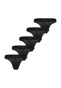 Cinque culotte a stringa da uomo in rete nera disposte diagonalmente, con piccoli tag del marchio sul lato sinistro anteriore di ciascuna.