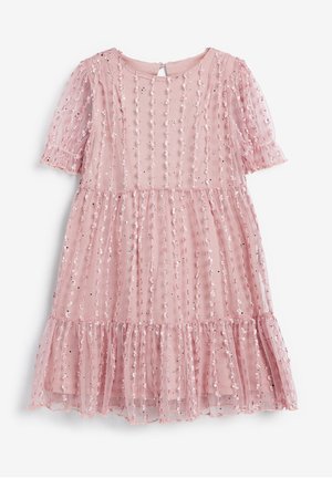 Robe rose en tissu transparent avec des manches bouffantes courtes, un ourlet en volants et une texture à pois agrémentée de sequins.