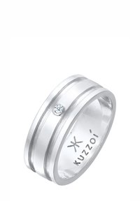 Sølvring med to parallelle riller, der prydes af en lille diamant. Glat, poleret overflade; indgraveret mærkenavn indvendigt.