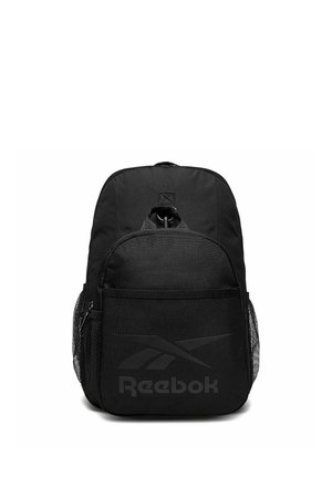 Mochila negra de Reebok con un gran bolsillo frontal, bolsillos laterales de malla, asa superior y logo visible de Reebok en el bolsillo frontal.
