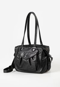 Borsa a mano in pelle nera con texture liscia, doppi manici superiori, chiusura con zip e tasca frontale con patta bottone. Tracolla regolabile.