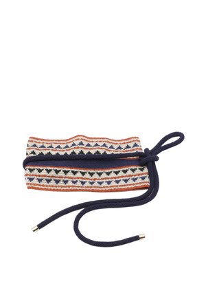 Curea împletită cu o bandă de material cu model în alb, negru, albastru și portocaliu, legată cu un șnur albastru închis cu vârfuri argintii.