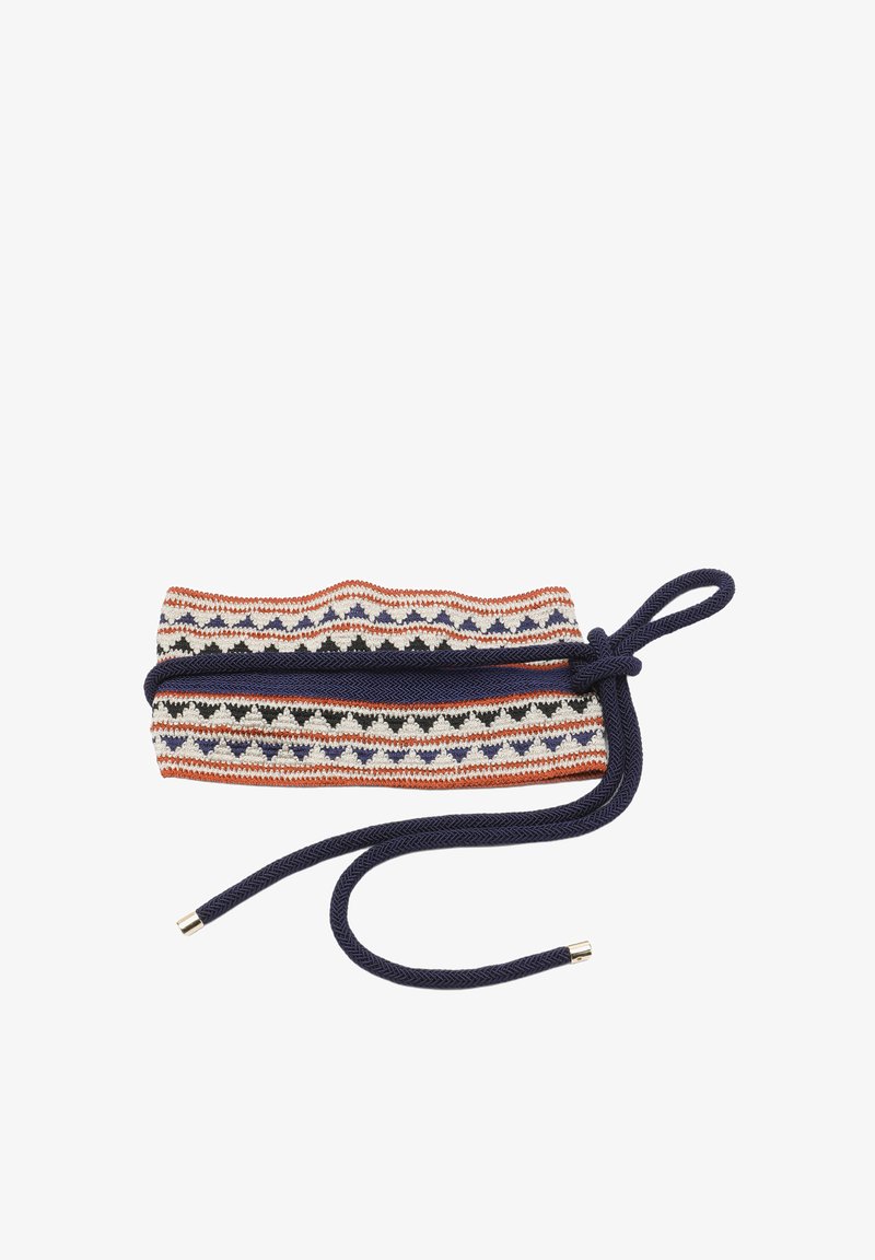 Ceinture tissée avec une bande en tissu à motif blanc, noir, bleu et orange, nouée avec un cordon bleu marine orné d'embouts argentés.