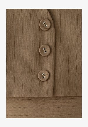 Brunt stof med tynde lodrette striber med tre matchende runde knapper, hver med to huller, sydd i en lodret række.