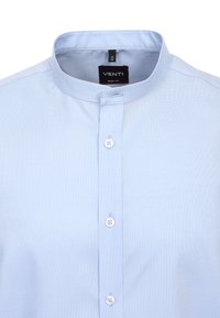 Lichtblauwe Venti body-fit shirt met een bandkraag, voorzien van een gestructureerde stof en witte knopen langs de voorkant.
