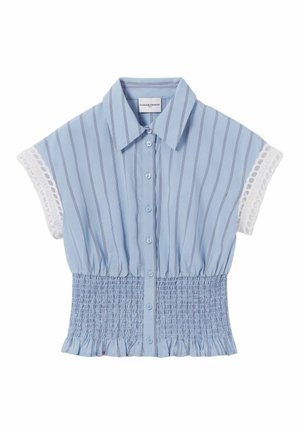 Blusa azul claro de manga corta con rayas verticales, cierre de botones en la parte delantera, cintura elástica fruncida, bajo con volantes y detalles de encaje blanco en las mangas.