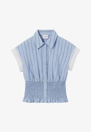 Blusa azul claro de manga corta con rayas verticales, cierre de botones en la parte delantera, cintura elástica fruncida, bajo con volantes y detalles de encaje blanco en las mangas.