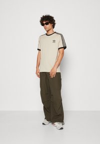 adidas Originals - CLASSICS 3-STRIPES - Apdrukāts T-krekls - beige Miniatūras attēls 1