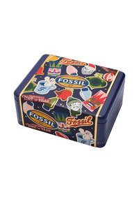 Boîte en métal rectangulaire de couleur marine, ornée d'autocollants colorés de style cartoon et du texte "Fossil", présentant un thème de vacances ludique.