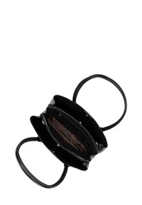 Sac à main noir avec un extérieur en tissu texturé, poignées doubles et compartiments zippés. L'intérieur présente une doublure lisse marron.