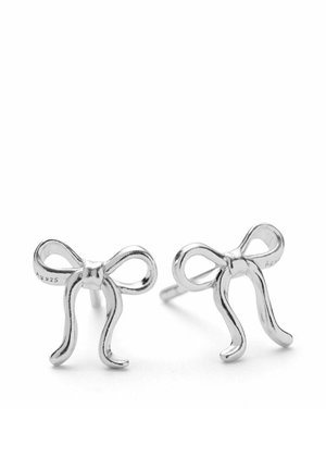 Cercei din argint cu prindere tip șurub, formaţi ca nişte fundiţe mici cu bucle legate şi capete atârnătoare pe un fundal alb.