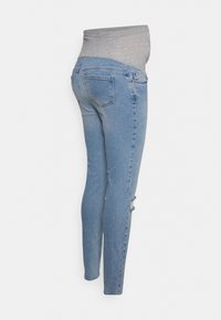 Calças skinny de maternidade em denim azul claro, com uma faixa elástica cinza, design de cinco bolsos e detalhe de joelho desgastado.