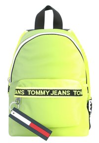 Zaino verde neon con tasca frontale con zip, dettagli del logo neri, cerniera bianca e un'etichetta rettangolare con dettagli rosso, bianco e blu.
