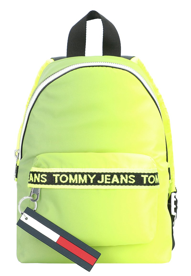 Zaino verde neon con tasca frontale con zip, dettagli del logo neri, cerniera bianca e un'etichetta rettangolare con dettagli rosso, bianco e blu.