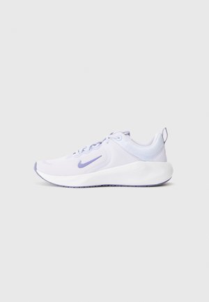 Běžecké boty Nike v bílém a levandulovém provedení, s elegantním designem, hladkým povrchem, šněrováním a polstrovanou podrážkou.