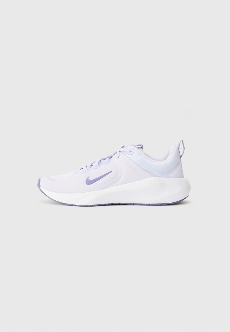 Scarpe da corsa Nike in bianco e lavanda, con un design elegante, texture liscia, chiusura con lacci e suola ammortizzata.