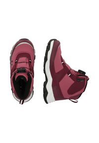 Rosa och vinröda vandringsskor med texturerad ovandel, svart gummisula och justerbart fästsysten. Har en vadderad krage och dragtab.