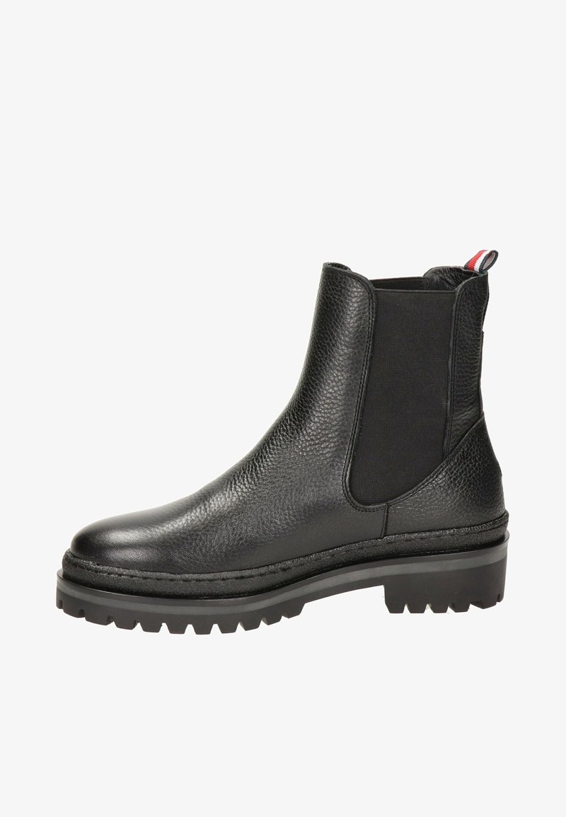 Bottine en cuir noir avec une finition texturée, des panneaux latéraux élastiques et une semelle épaisse en caoutchouc noir avec un motif de bande de roulement robuste.