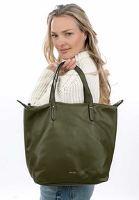 Sac fourre-tout en cuir vert avec une finition texturée, poignées supérieures doubles et fermeture éclair. Présente un subtil logo à l'avant.