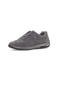 Grijze suède sneaker met ronde neus, vetersluiting aan de voorkant, contrasterende stiksels en een gestructureerde rubberen zool. Subtiele logo-accent.