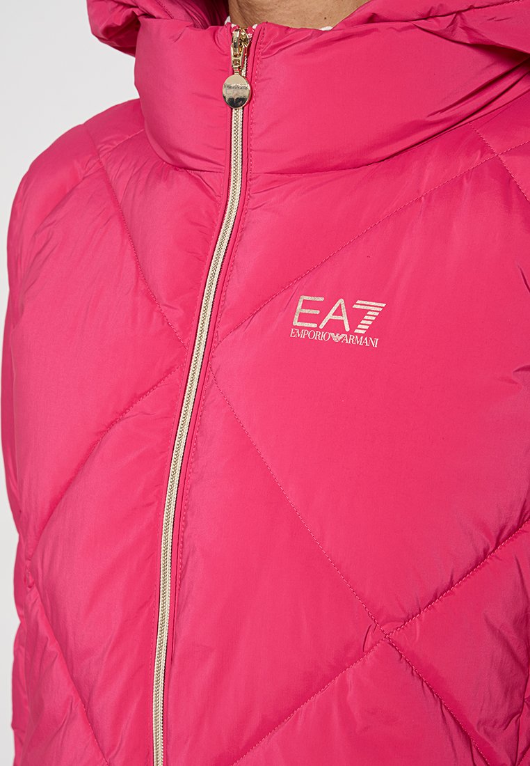 Rosa Nylon-Pufferjacke mit einem diamantgequilteten Muster, ausgestattet mit einem Reißverschluss und goldfarbenen Beschlägen. Logo auf der Brust. 