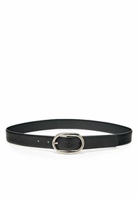 Zwarte leren riem met een ronde zilveren metalen gesp, een gladde textuur en meerdere gaten voor verstelbare maat.