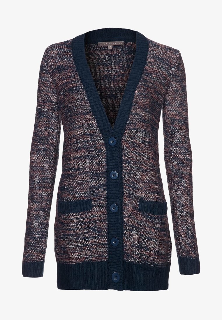Cárdigan de punto azul marino y rosa con escote en V, seis botones, dos bolsillos delanteros y puños y dobladillo con canalé. Patrón texturizado en todo el tejido.