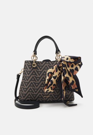 Svart og brun mønstrete håndveske med geometrisk design, med gull hardware og et leopardmønstret skjerf knyttet til håndtaket.