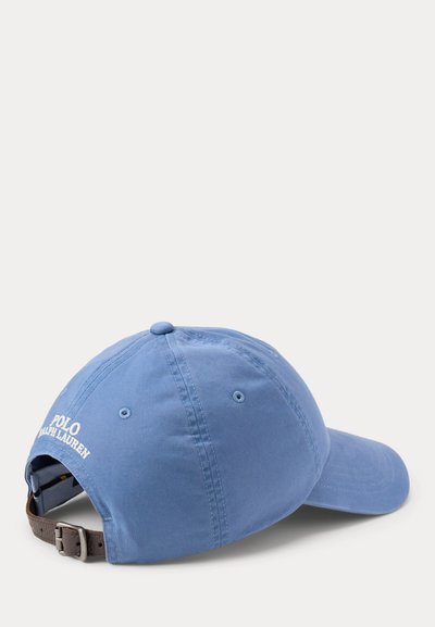 Sinine puuvillane pesapallimüts reguleeritava pruuni pandlaga ja valge tekstiga "Polo Ralph Lauren" taga.