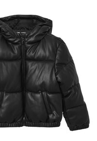 Schwarze Pufferjacke aus Kunstleder mit Reißverschluss, Kapuze, elastischen Bündchen und Seitentaschen. Leicht glänzende, gesteppte Textur.