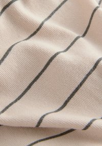 Tissu rose clair avec des rayures horizontales gris foncé, présentant une surface douce et texturée ainsi qu'une qualité extensible.