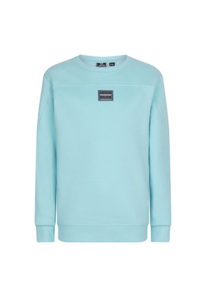 Lichtblauwe sweatshirt met een ronde hals, met een rechthoekig zwart label met de tekst "INDN BLUE." Gemaakt van zachte, gladde stof.
